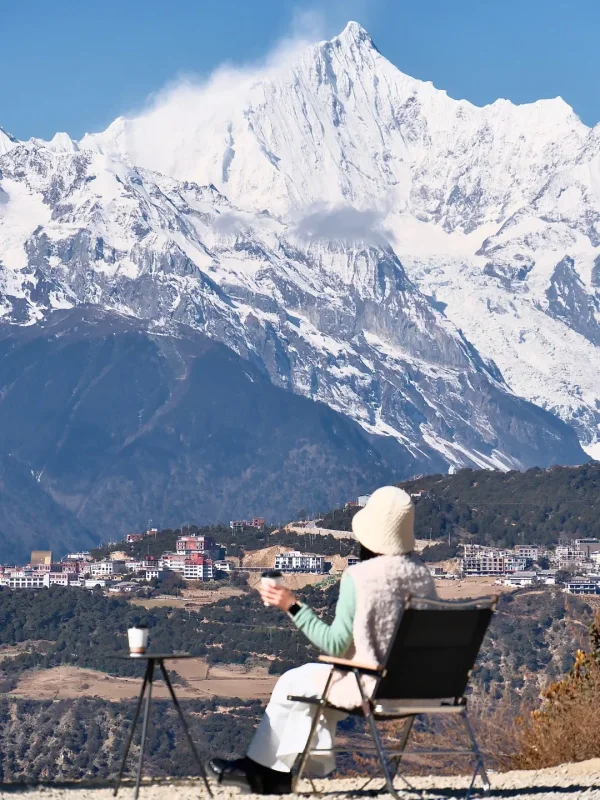 Shangri La Meili Snow Mountain 在香格里拉梅里雪山腳下,坐在觀景位喝一杯咖啡,背後是卡瓦格博峰的皚皚雪峰,是滇西旅行最具儀式感的畫面。