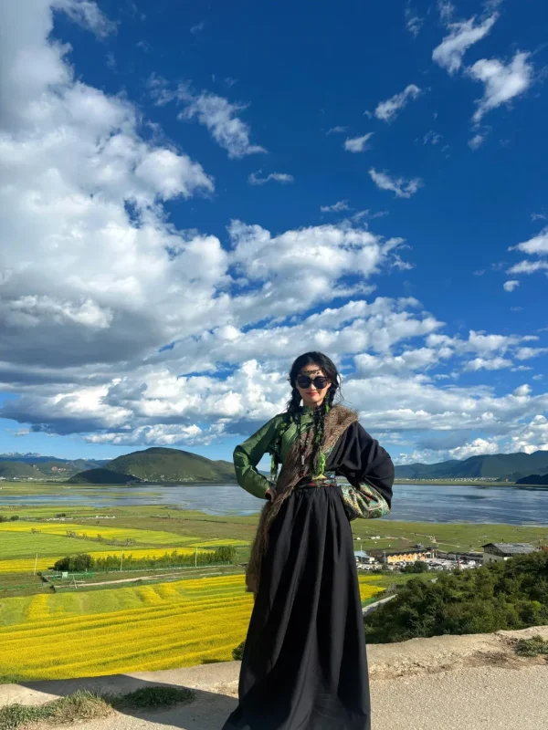 Shangri La Napahai 4 在納帕海的制高點,穿著藏服俯瞰整片草原、湖泊與油菜花田,是香格里拉最具視野感的旅行寫真。
