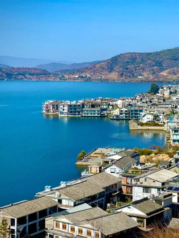 Shuanglang Ancient Town rkoobmtklst8iidec9azndzzsmvod7r4rm9rcbno74 藍天碧水映襯下的 雙廊古鎮,湖岸建築錯落有致,展現靜謐悠閒風光。