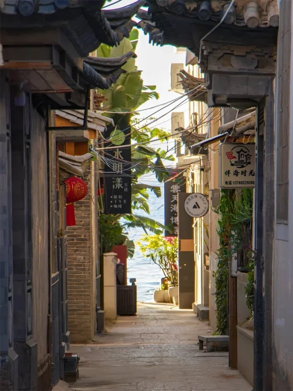Shuanglang Dali 5 大理雙廊古鎮小巷,傳統建築與狹窄街道,盡頭通往洱海。