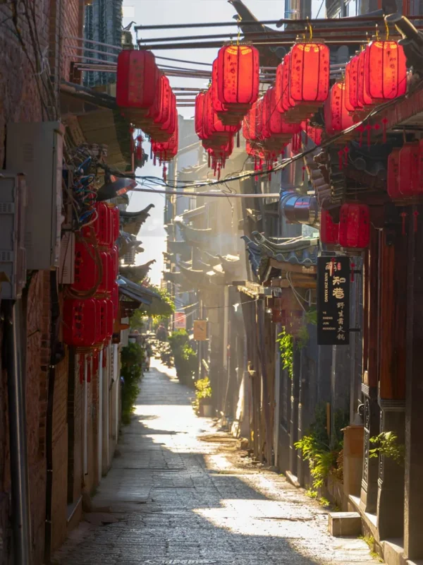 Shuanglang Dali 6 rld0adar83hk0ieqmtkij7hv3q6ko1gu22fpy8sh1c 大理雙廊古鎮巷道,紅燈籠與傳統建築交織,陽光灑落溫暖街景。