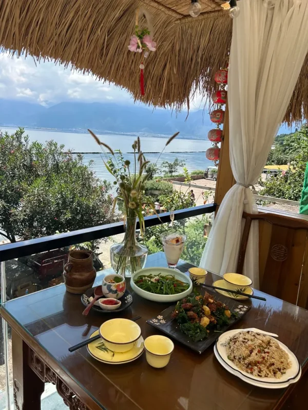 Shuanglang Dali 大理雙廊古鎮湖畔用餐景觀,洱海美景與在地美食相融合。