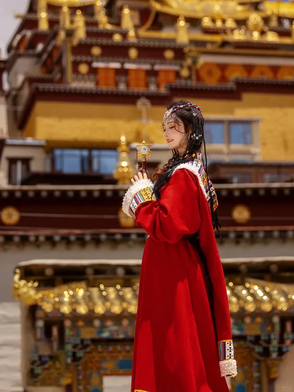 Songzanlin Monastery Shangri La 在松贊林寺的金頂前,穿著正紅藏服、手持轉經輪,是香格里拉最具神聖儀式感的藏服寫真。