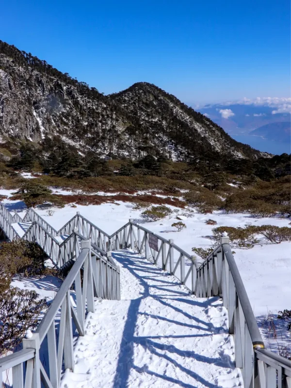 Winter Scenery of Dali 3 rljl68vm7vib896wtjk0pq7n5bd0a1jrj52n9uf7eo 大理冬季景色,蒼山覆蓋白雪,步道延伸於高山自然環境中。