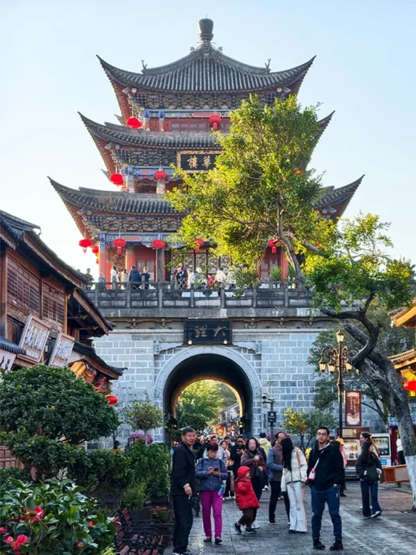 Wuhua Tower Dali Ancient City rlcozs7yzywi0ozwt2m1zt40rm6v5bcnhnmotfn0hs 大理古城五華樓,傳統建築與紅燈籠點綴,下方為熱鬧街景與城門入口。