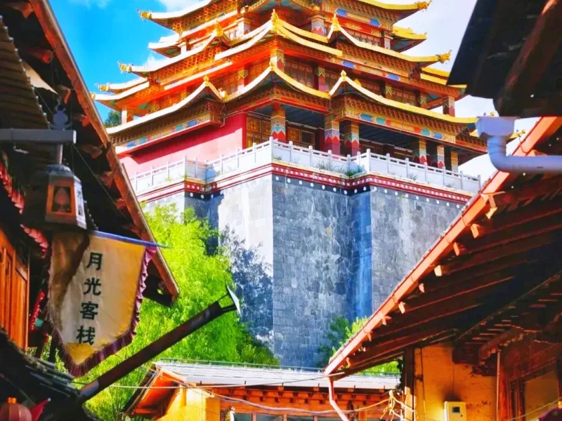dukezong ancient town temple tibetan architecture shangri la rm7w19ocivc3kzv9hyuhusu3gn12l74fqo634vad0w 香格里拉独克宗古城内藏式寺庙建筑与传统街巷景观