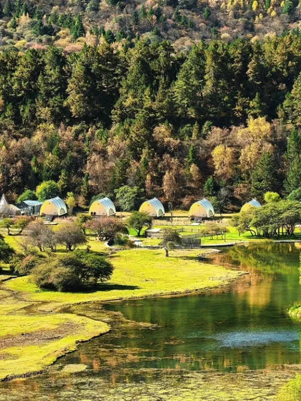 shangri la autumn lake resort glamping scenery rmdctpdg0vvmkadjvq59gc3qum4eo3bnpqa6hk9wlc 香格里拉湖邊露營度假區秋季景觀