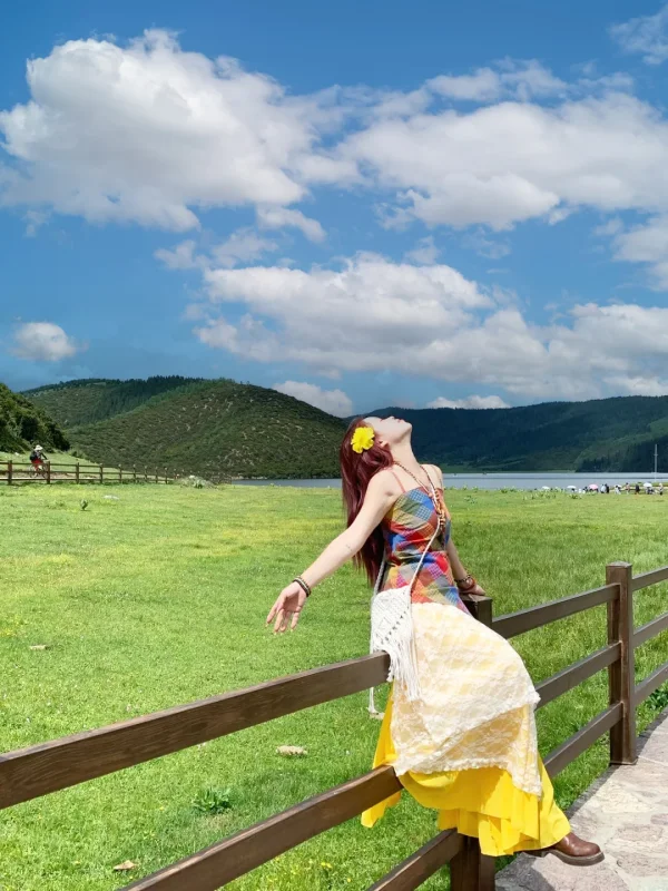 shangri la grassland travel photo summer yunnan rma1nfms2ktkpo8f1qe99gyhqqbiqc8w6v1jc7i2ps 遊客在香格里拉草原湖邊拍照的夏季畫面