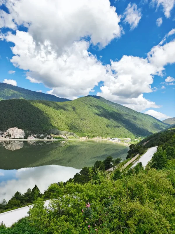 shangri la lake reflection road summer scenery yunnan rma0wfpnrvv38vg6p2a0na7vibdznb2ft8hh43j5fk 香格里拉湖泊倒影與山區公路自然風光