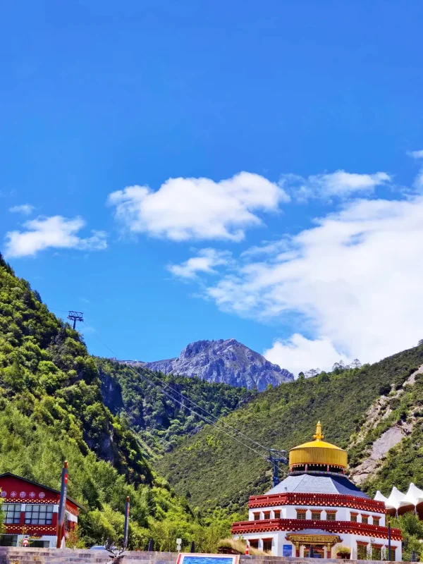 shangri la temple mountain scenery tibetan architecture spring.jpg 香格里拉山谷中藏式寺廟與雪山背景景觀