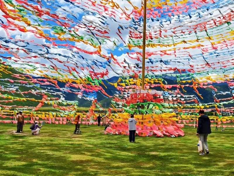 tibetan prayer flags shangri la culture experience yunnan rm9kkc0y78b8lknkadpopf67ysozwqv0c1jvumd6cw 香格里拉草原大型經幡內部祈福文化場景